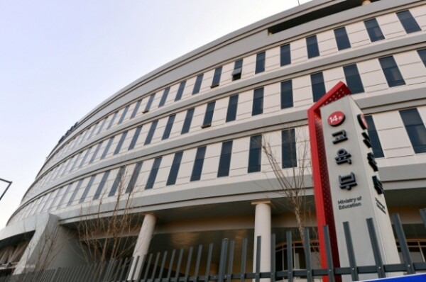 논문 표절 및 자녀 유학 논란