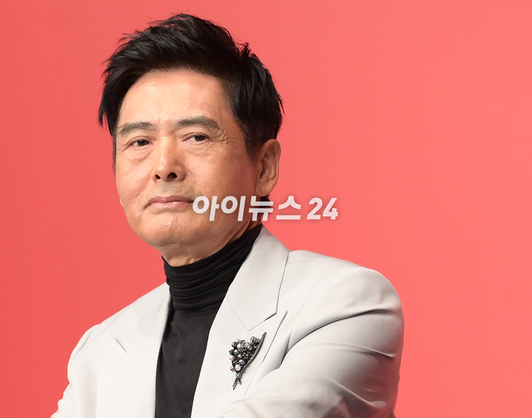 배우 주윤발(저우룬파)이&nbsp;5일 오후 부산광역시 해운대구 우동 KNN타워에서 진행된 제28회 부산국제영화제 공식 기자회견에 참석해 포토타임을 갖고 있다. [사진=정소희 기자]