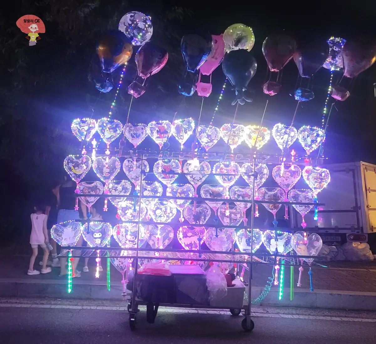 강원도-홍천-맥주축제-판매용-전기빛-풍선들이-빛을-머금고-줄지어-늘어선-모습
