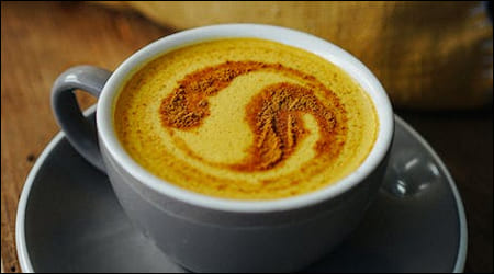 계피가루를 뿌린 커피