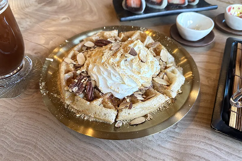 한옥카페 차 마시는 뜰 인절미로 구운 와플