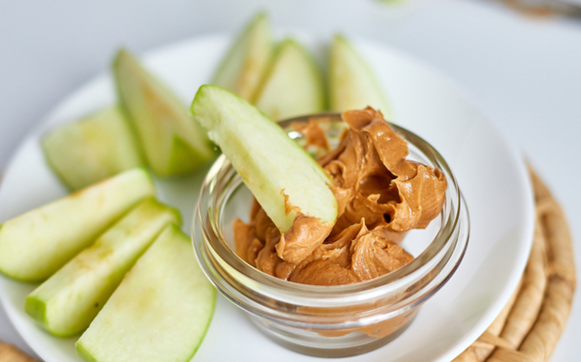 사과에 땅콩버터를 찍어먹는 모습