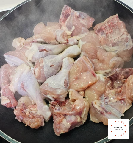 닭볶음탕-닭고기 웍에 굽기