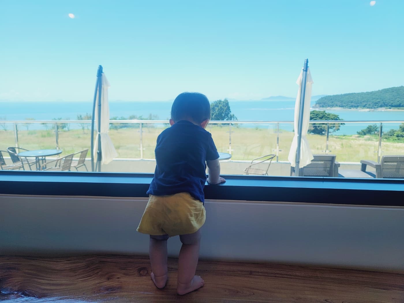 고흥 여행 - 금산 포르비아 카페 통창에서 바다를 바라보고 있는 아기