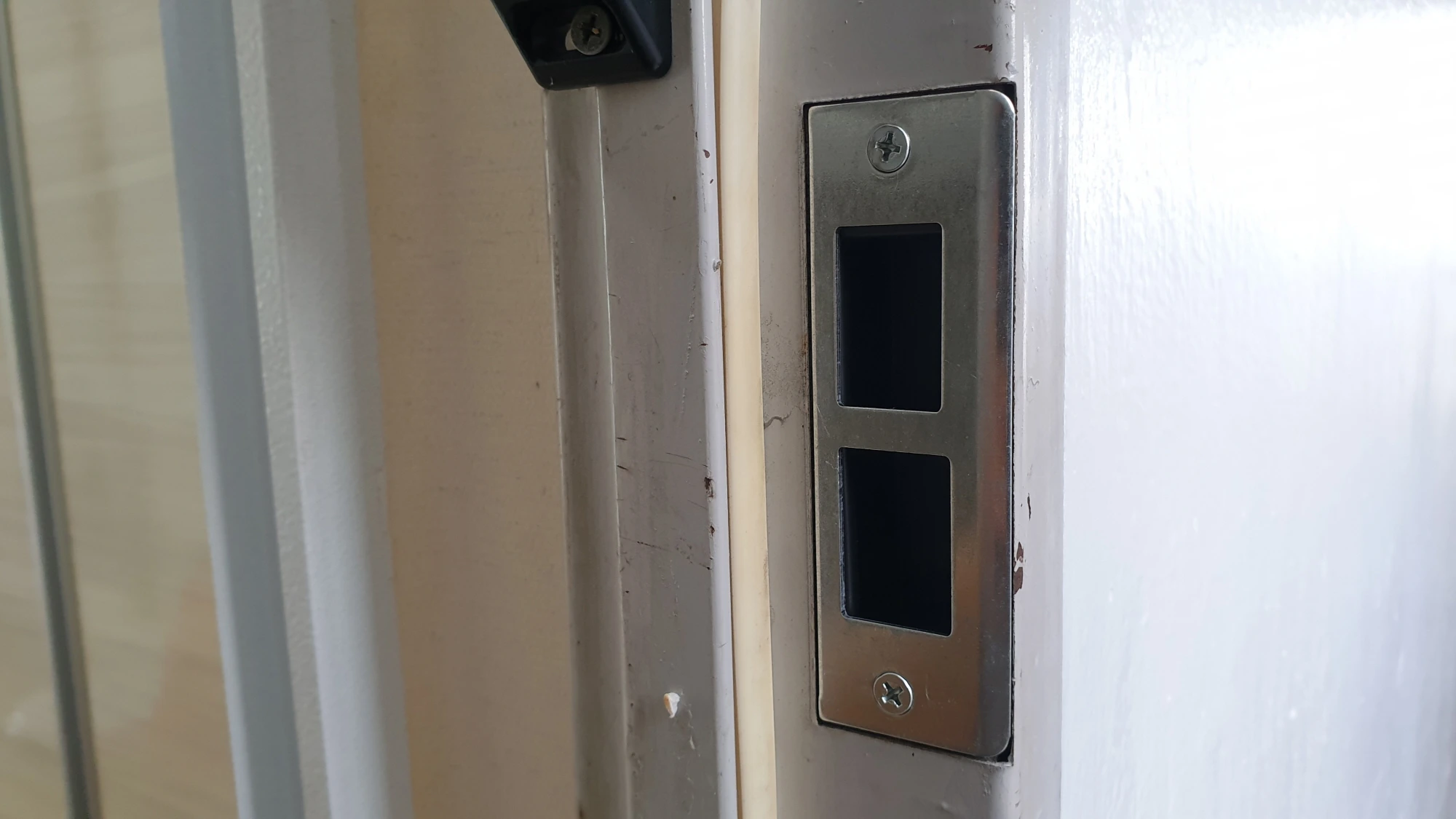 문틀 부품 설치모습