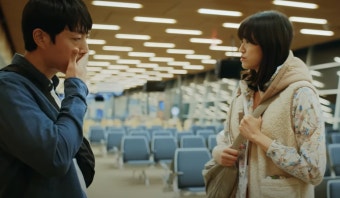 영화-어브로드-한장면으로-장성범과-임영주가-서로-대화를-하고-있습니다.