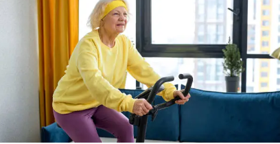 노인 실내 자전거타기 이미지사진