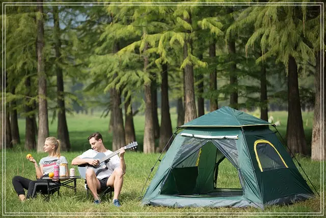 텐트-숲-기타치는남자-과일먹는여자-캠핑테이블