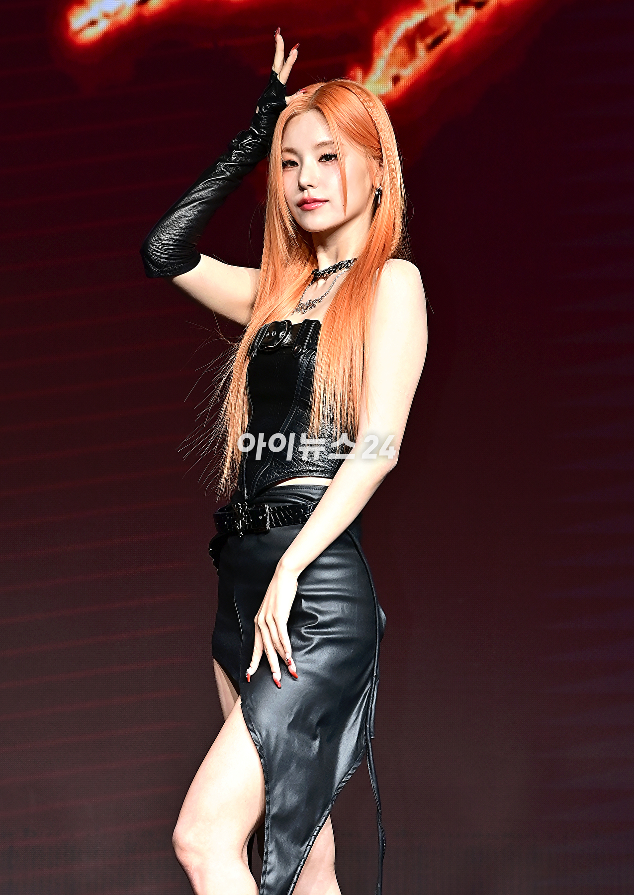 걸그룹 ITZY(있지) 예지가 8일 오후 서울 여의도 콘래드&nbsp;서울에서 열린 새 미니 앨범 'BORN TO BE'(본 투 비)를 발매기념 쇼케이스에서 기념촬영을 하고 있다. [사진=곽영래 기자]