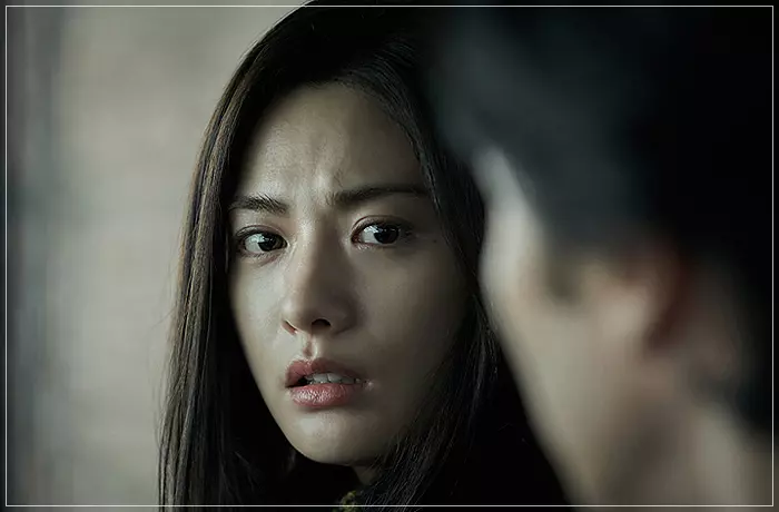 영화-자백-걱정가득한-눈빛의-김세희