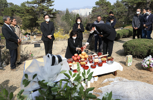 지난 4월 남양주 모란공원 민주열사묘역에서 고(故) 박원순 전 서울시장 묘소 이장 안장식이 부인 강난희(가운데) 여사 등 유족, 추모객들이 참석한 가운데 엄수되고 있다. [사진=뉴시스]