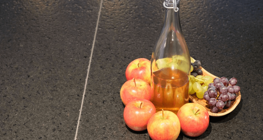 식초와 함께 놓여 있는 여러 가지 양념 사진 - 5