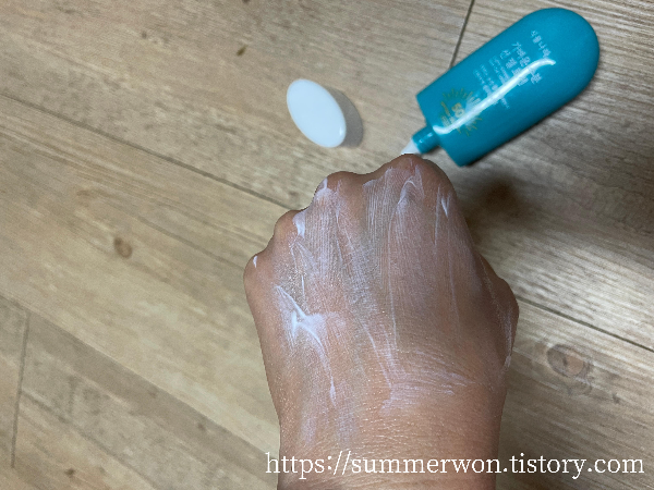 식물나라 수분선젤로션 바르는중
