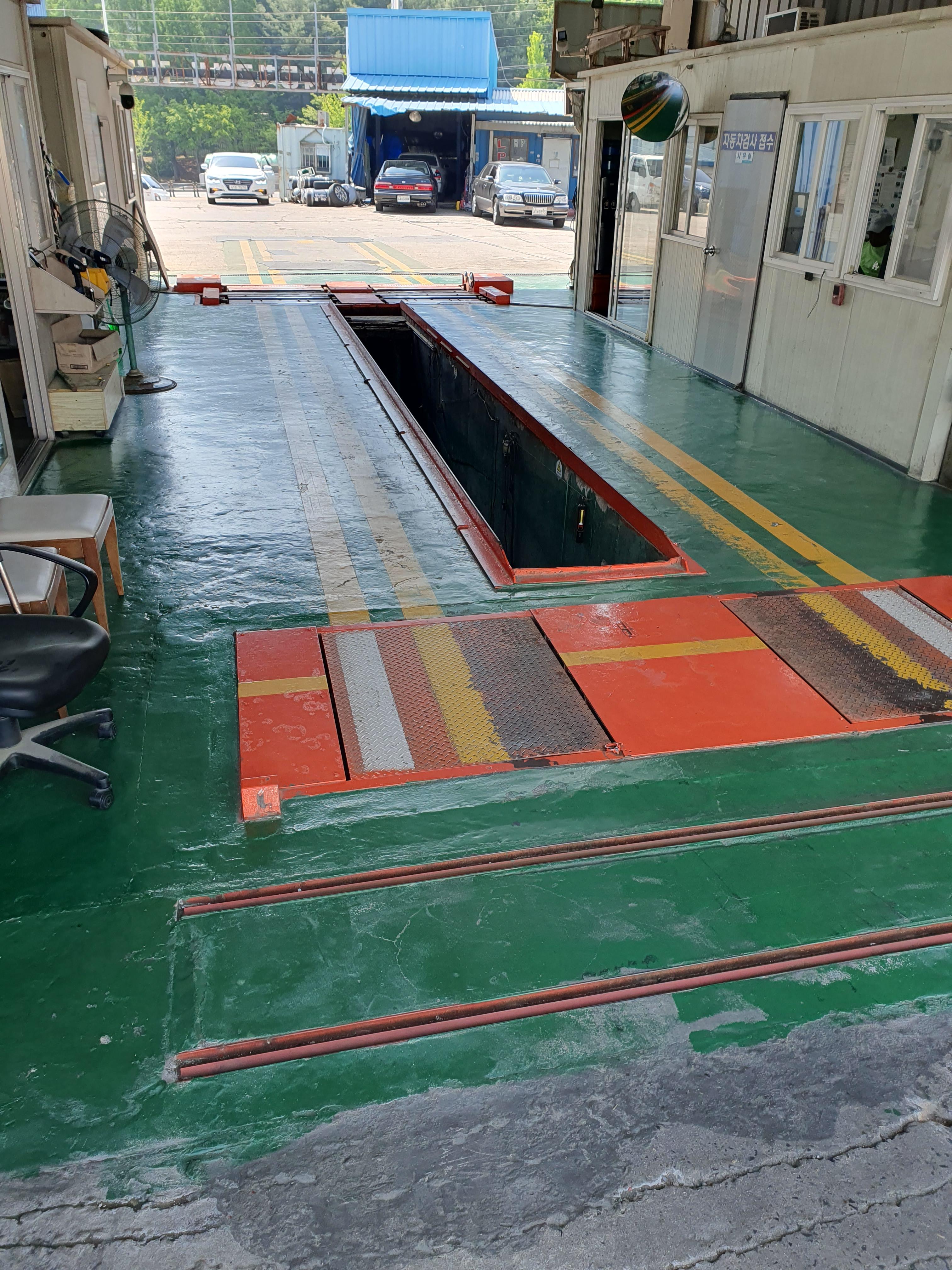 다른 곳에 비해서 앞을 좀 길게 깎아놔서 차고가 낮아도 어느정도 검사가 가능함.