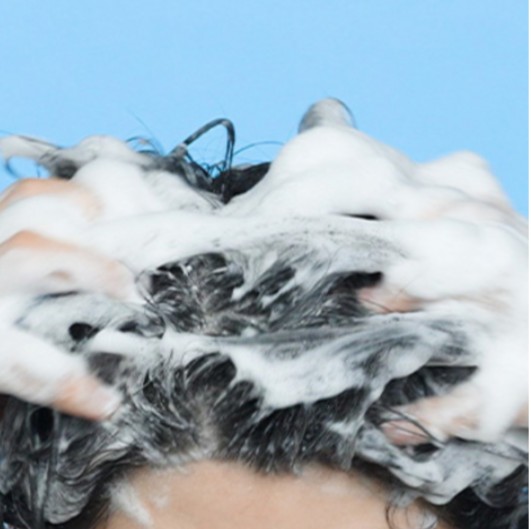 남성의-머리에-샴푸-거품이-가득합니다.