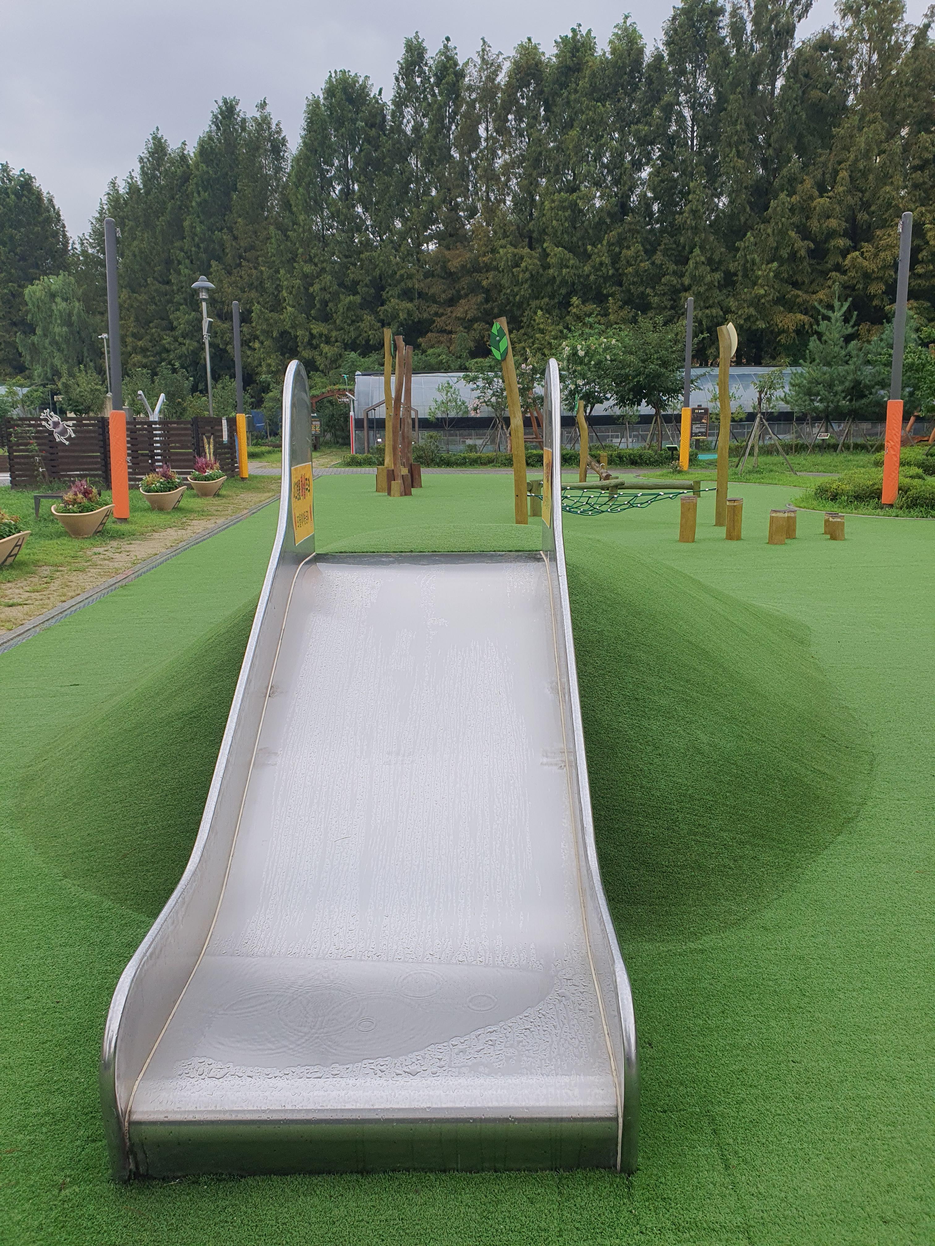부대시설 미끄럼틀