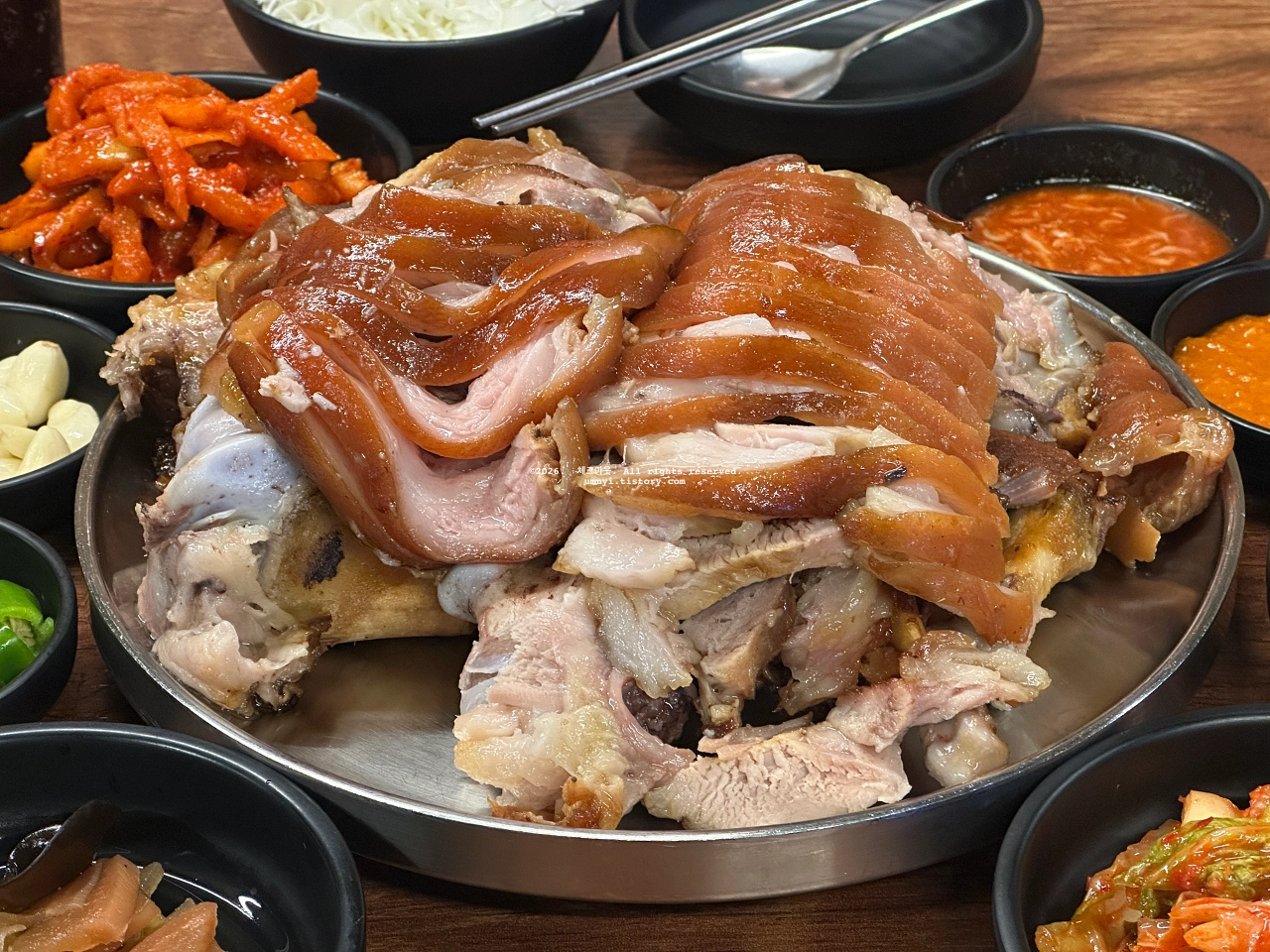 만족오향족발 사당역점의 오향족발 앞발 접시를 확대해서 촬영한 사진