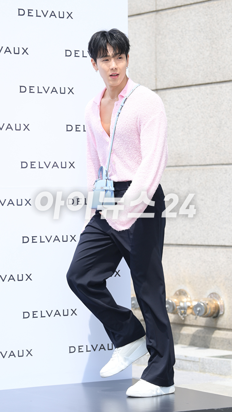 몬스타엑스 셔누가 12일 오후 서울 강남구 갤러리아 압구정점에서 진행된 델보(DELVAUX) 리뉴얼 오픈행사에 참석하고 있다. [사진=정소희 기자]