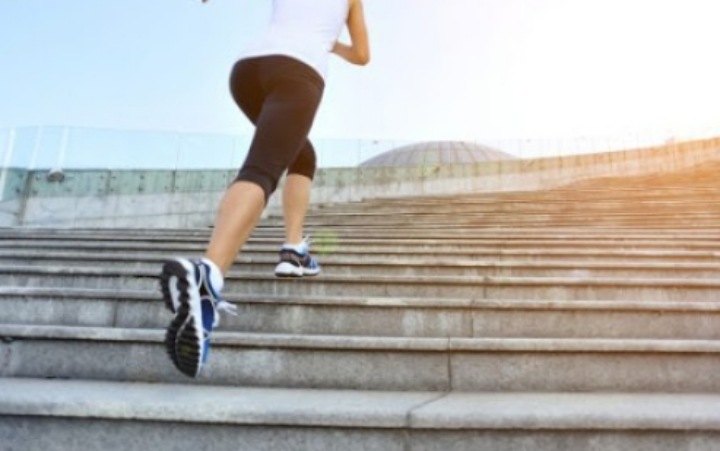 계단오르는-사람