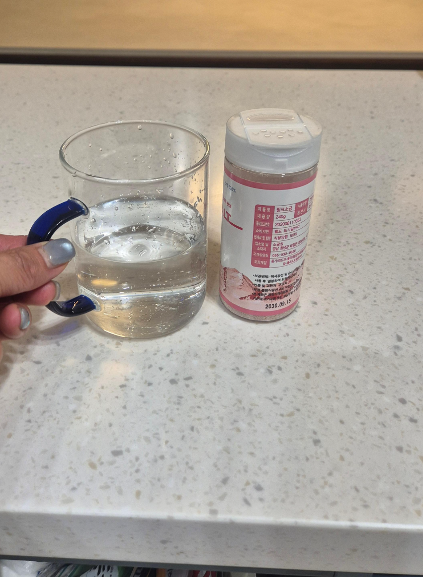 갱년기 이후 아침 공복에 따뜻한 소금물을 마시는 실제 루틴 모습