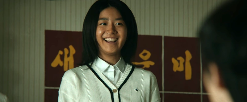 황야에서 하얀 교복을 입고 있는 이주예 역의 이한주