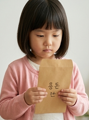 딸이 용돈 봉투를 들고 고민하는 모습
