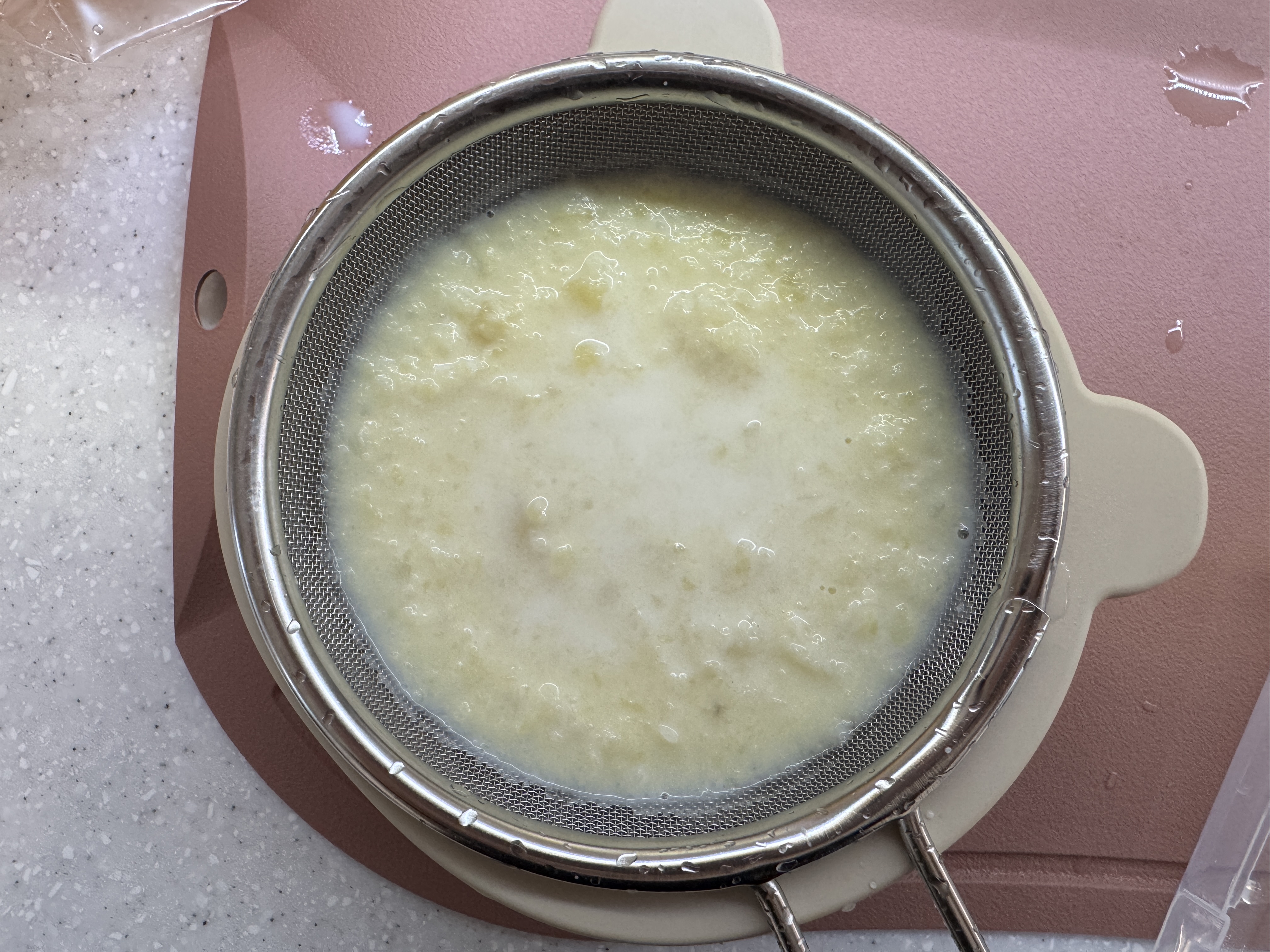 감자&middot;고구마와 분유 혼합물을 채에 걸러 부드럽게 만든 모습