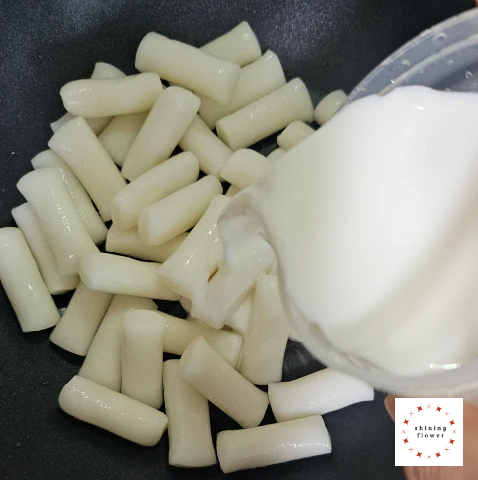 밀키트 로제떡볶이-웍에 떡 넣고 우유붓기