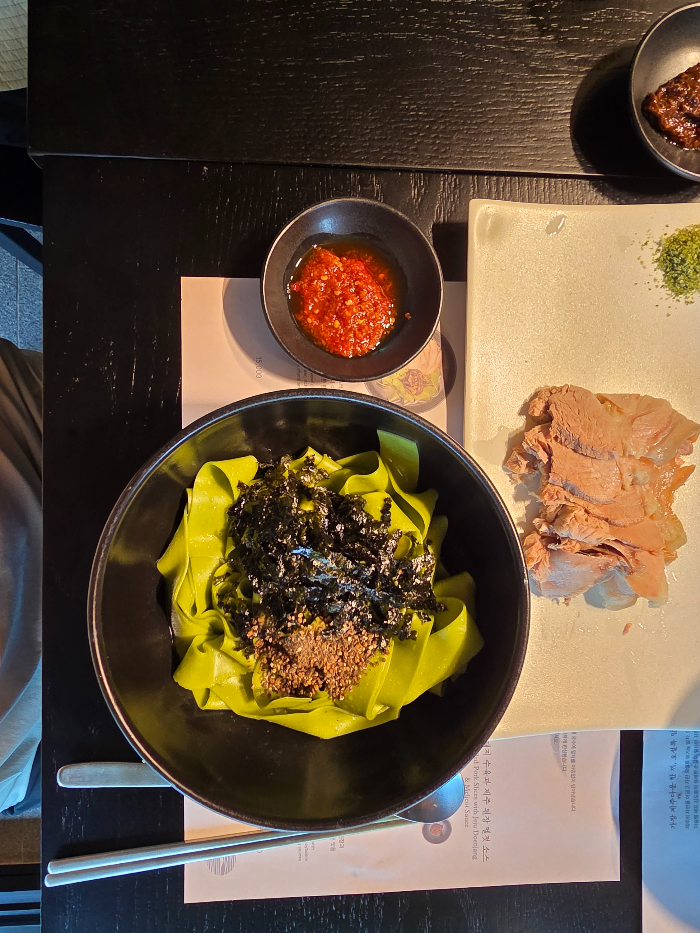 제주 오설록 티 테라스에서 판매하는 말차국수, 말차 비빔국수이다.