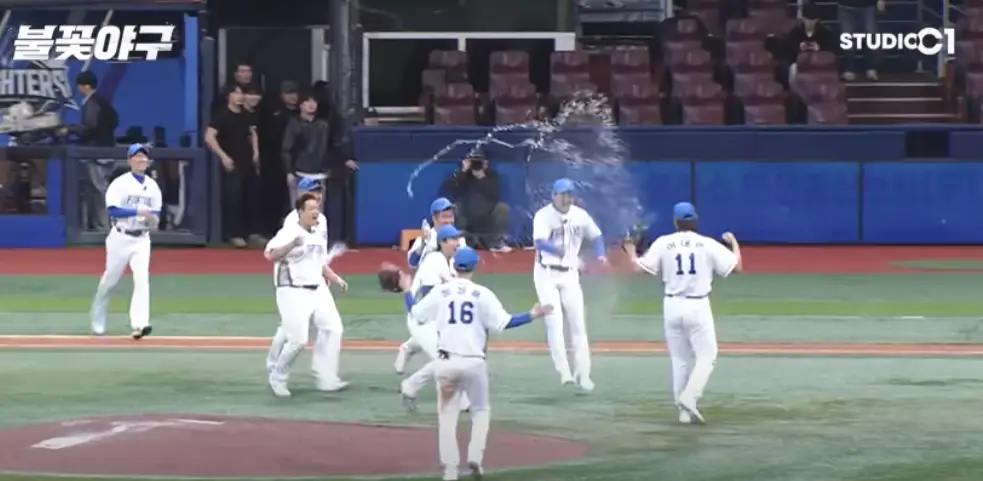 물-뿌리는-선수들