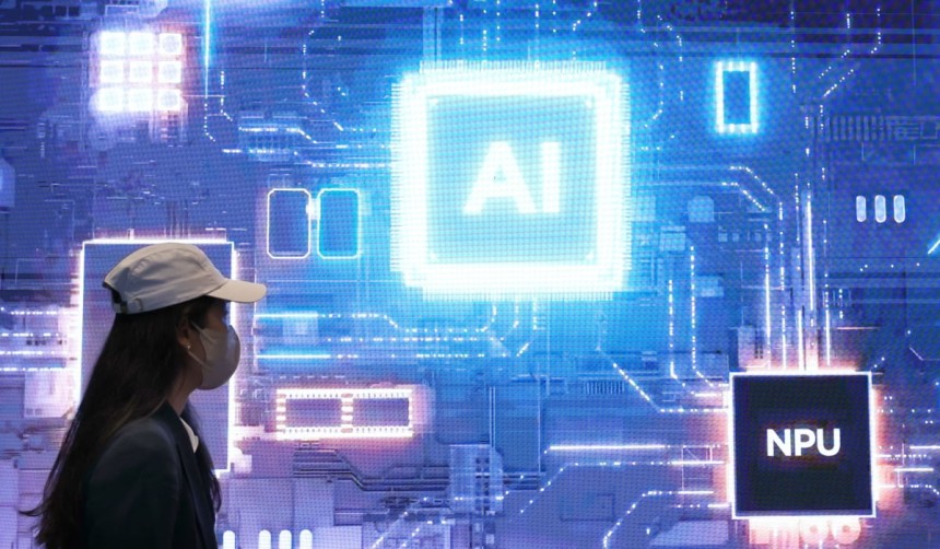 서울 강남구 코엑스에서 열린 SK AI SUMMIT 2024을 찾은 관람객들이 전시장 부스를 둘러보고 있다.