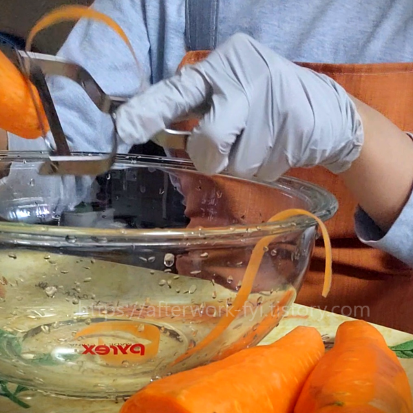 감자칼로 당근 채썰기