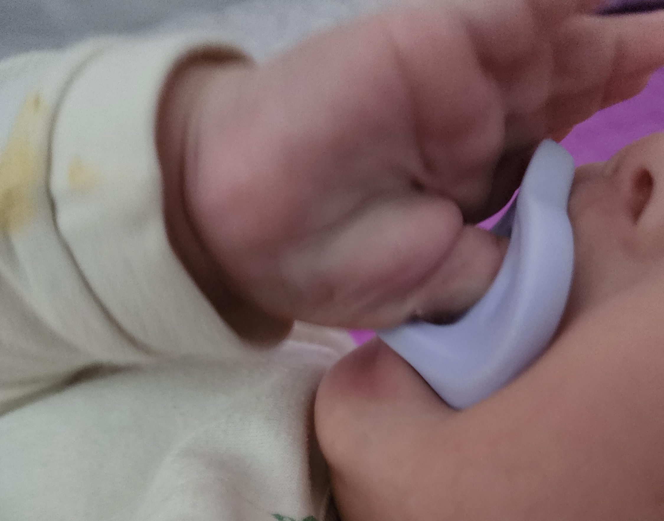 쪽쪽이 구멍으로 손가락을 집어 넣는다..