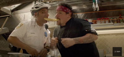 빵을 물고 있는 두사람