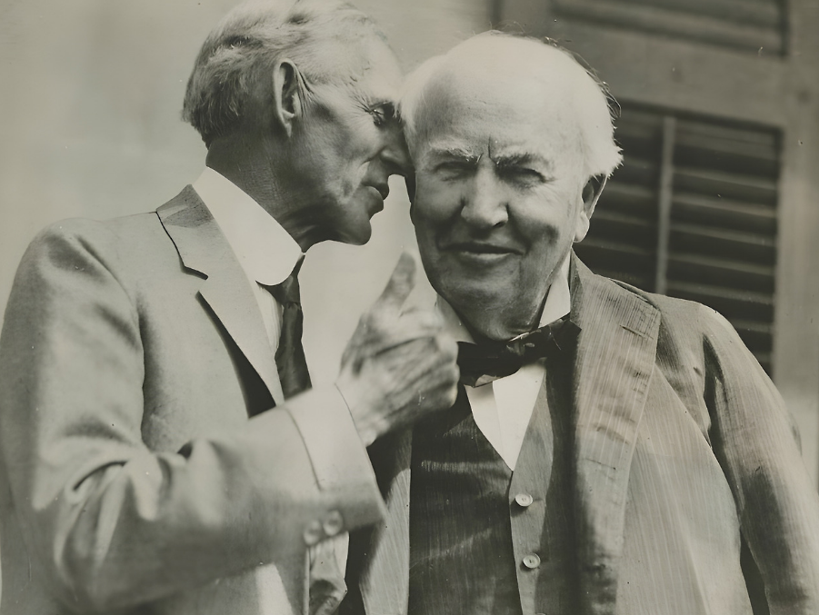 헨리 포드와 토마스 에디슨이 귓속말을 주고받는 사진