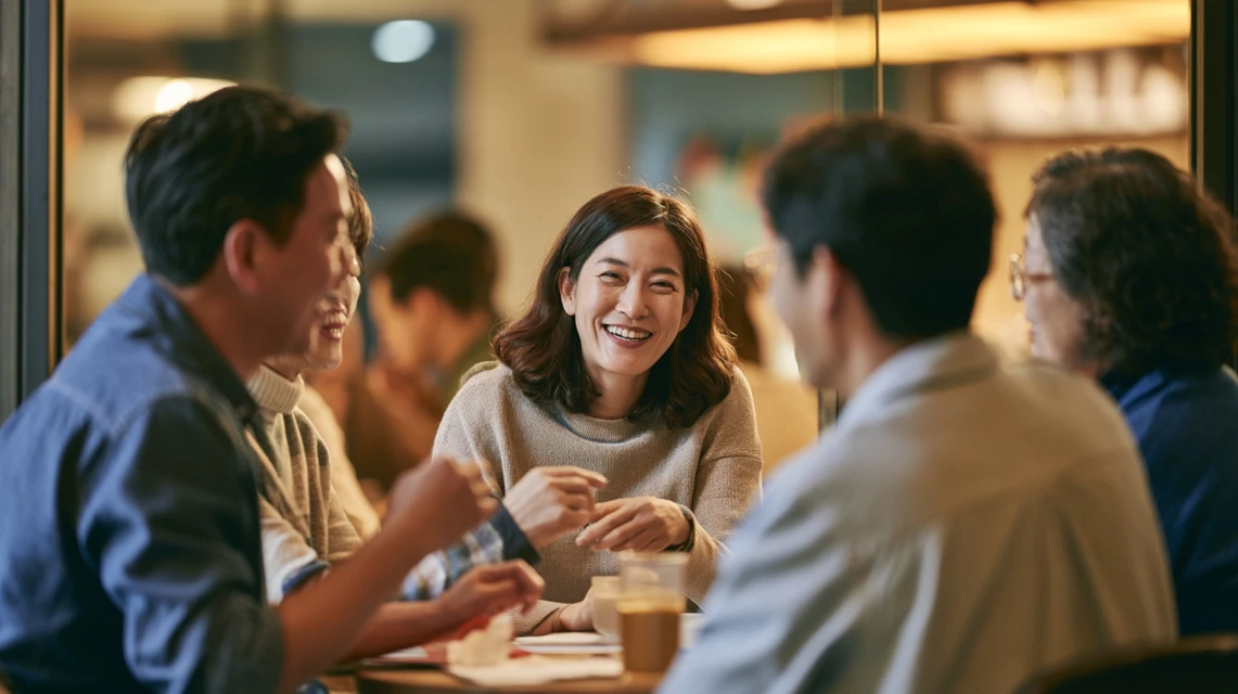혼자 사는 사람이 모임을 찾아보는 모습