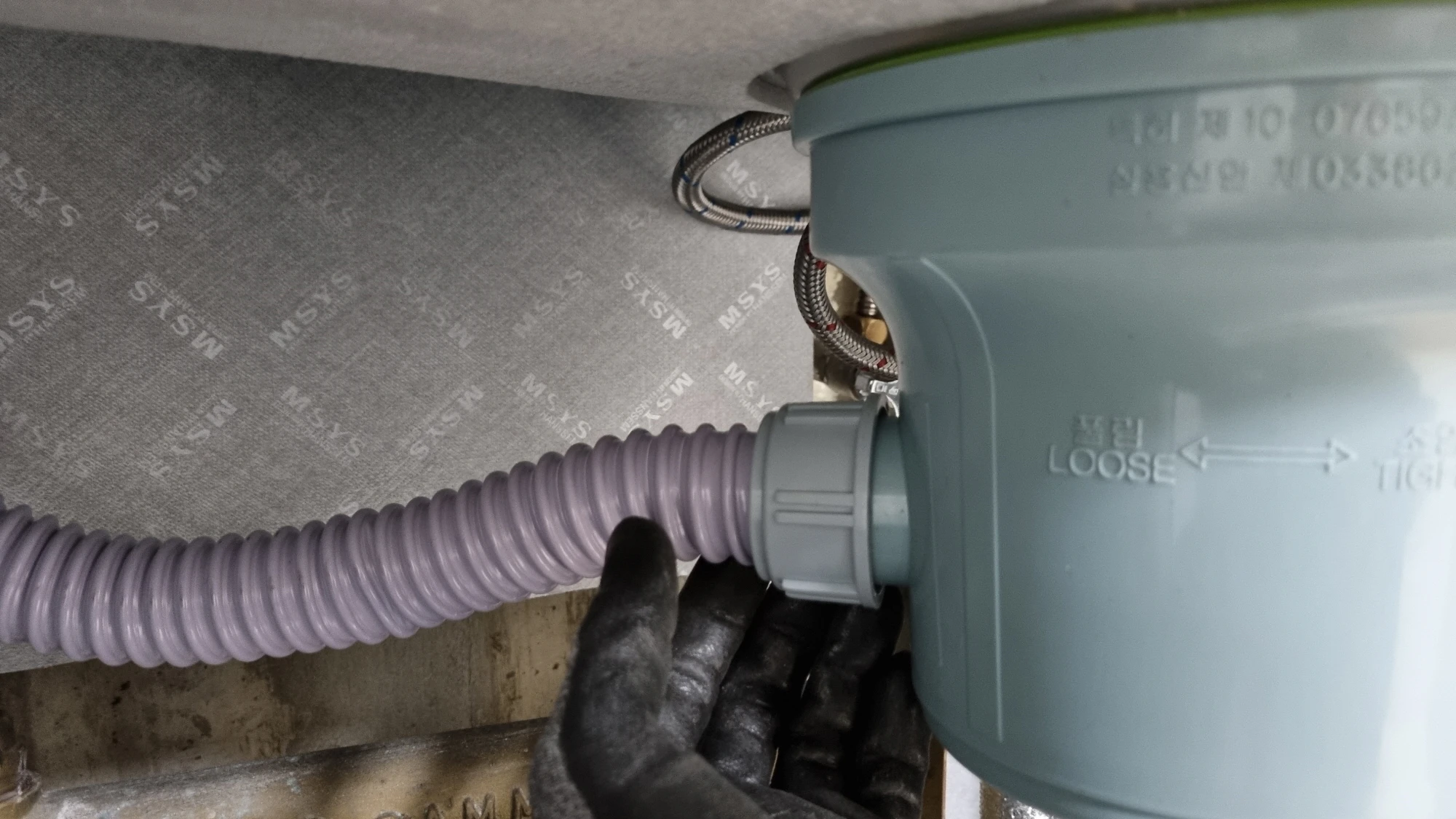 싱크대 배수관 배수구 연결 모습