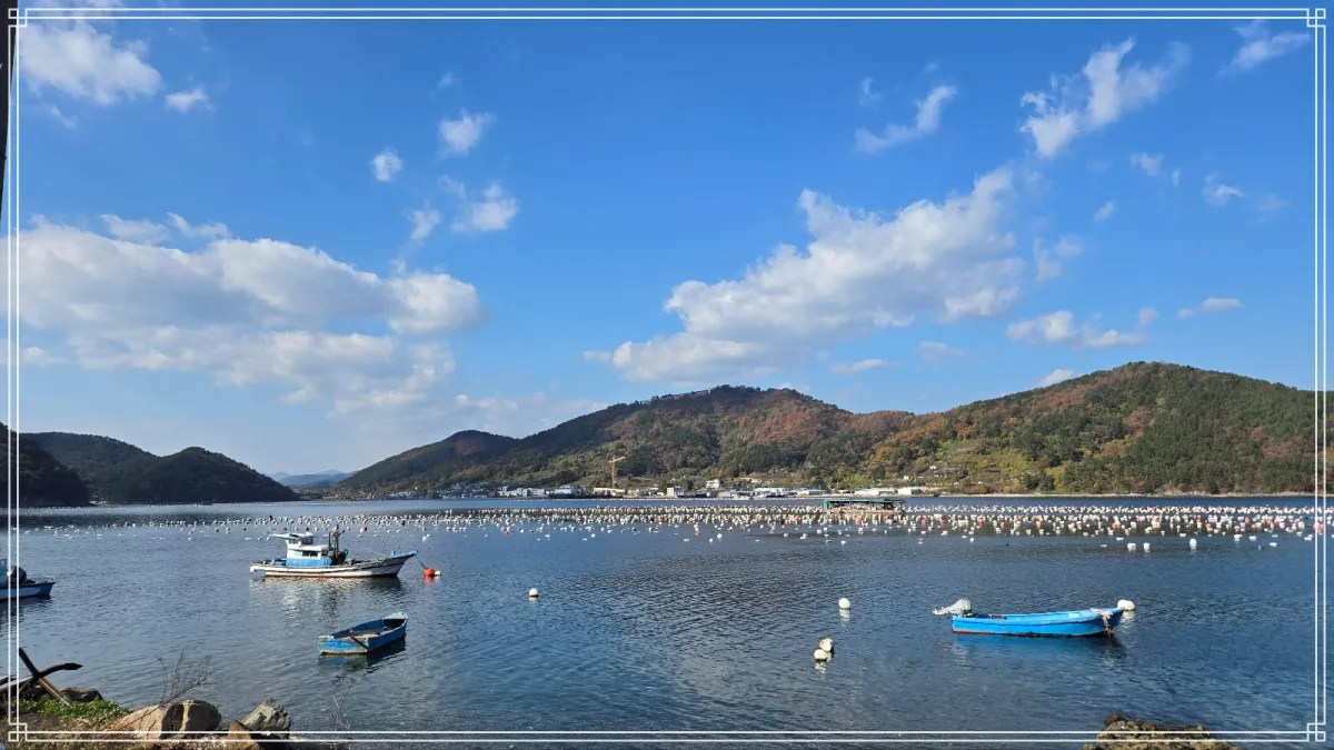 창원-장수암-가는길-보이는-남해-바다와---어선과-양식장-부표가-보인가-보이고-멀리-야산도-보인다