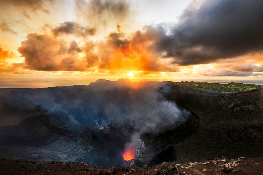 야수르 산의 정상과 마그마의 사진