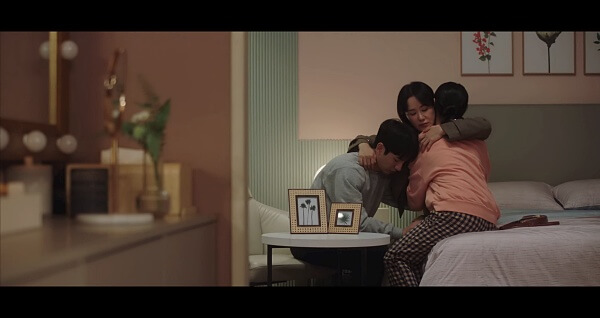 아들과-딸을-부둥켜-안은-정숙