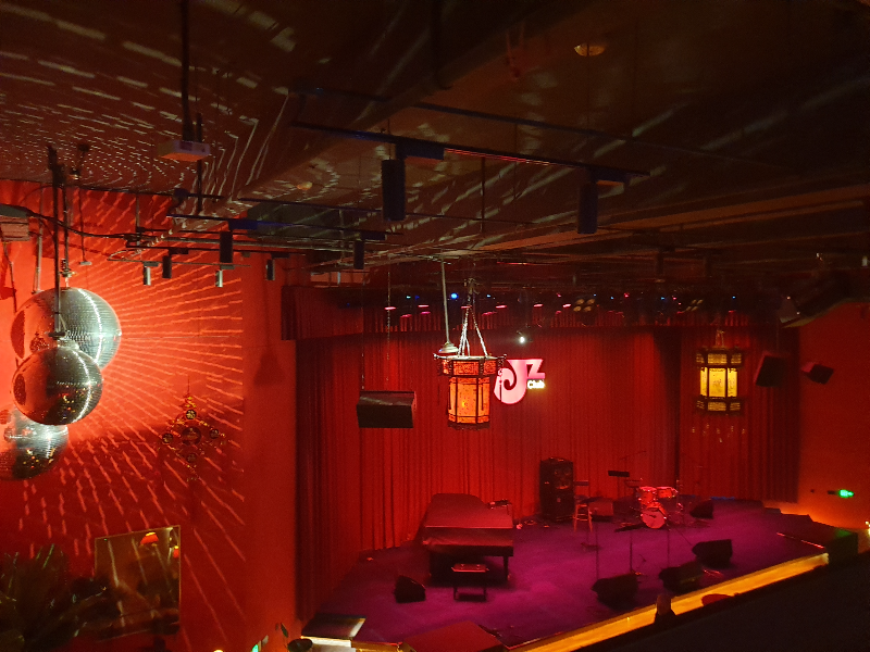 붉은빛이 가득한 JZ Club 내부