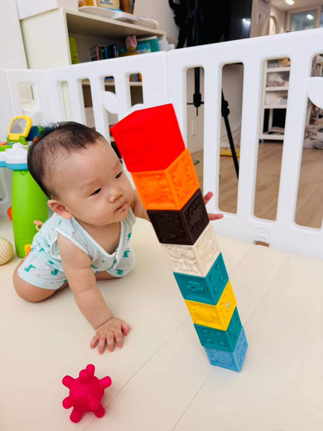 블럭탑을 쓰러뜨리는 찬솔이의 진지함 가득한 표정