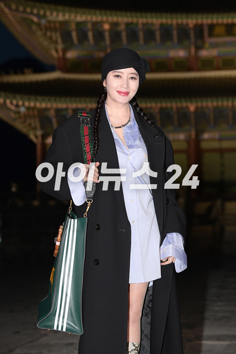 '김혜수니까 소화하는 패션' 배우 김혜수가 16일 오후 서울 경복궁에서 진행된 구찌(Gucci) 2024 크루즈 패션쇼에 참석하고 있다.