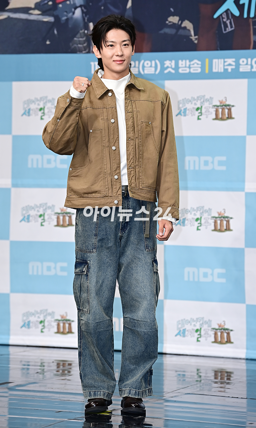 방송인 덱스가 23일 오후 서울 마포구 MBC 골든마우스홀에서 열린 MBC 예능 프로그램 &#39;태어난 김에 세계일주3&#39; 제작발표회에서 포즈를 취하고 있다. &#39;태어난 김에 세계일주3&#39;은 원시의 바다이자 태초의 자연을 품은 비밀의 섬&#44; 마다가스카르로 떠나는 세 번째 여행기다. 오는 26일 오후 9시 10분 첫 방송 [사진=곽영래 기자]