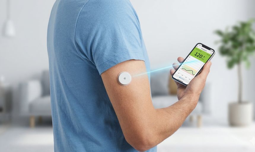 팔에 연속혈당측정기(CGM) 센서를 부착하고 스마트폰으로 식후 혈당 스파이크 수치를 확인하는 모습