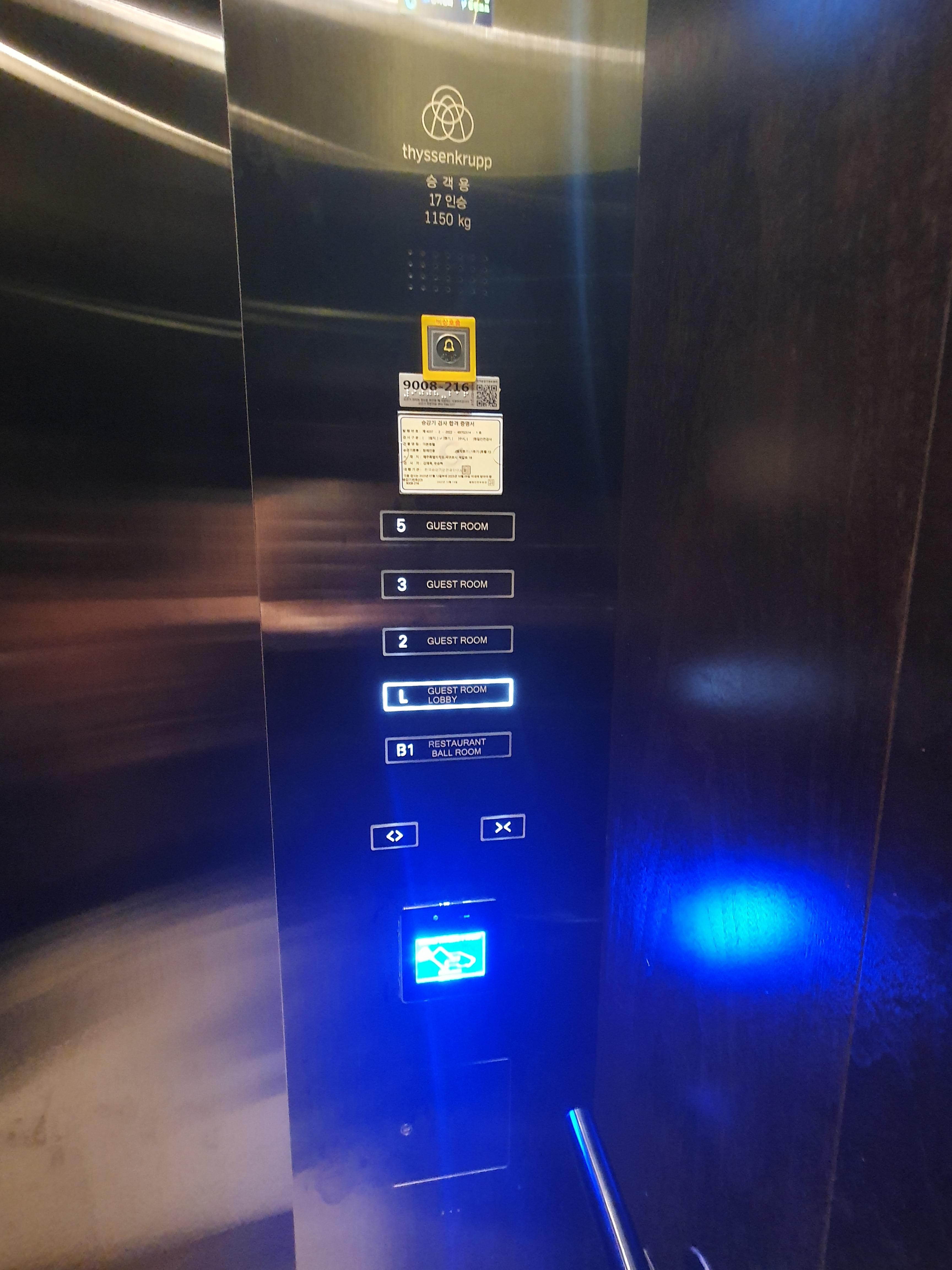 더본 호텔 엘리베이터