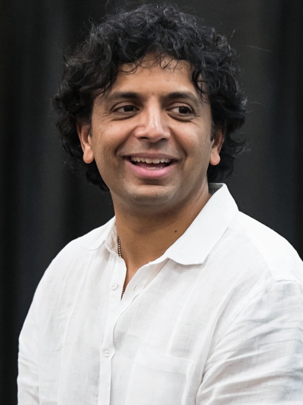 흰 셔츠에 웃고 있는 샤말란의 모습