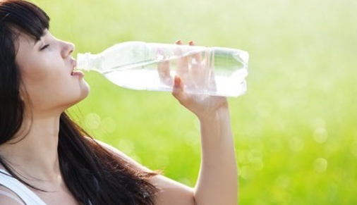 병채-물을-마시는-여성