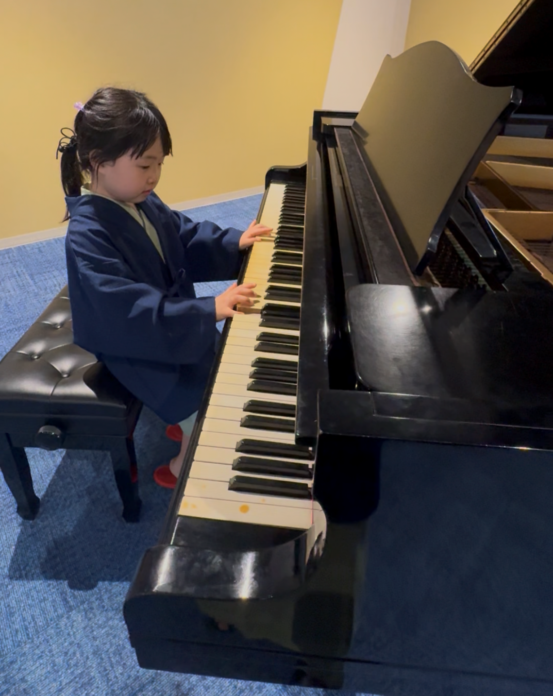 호텔에 마련 된 피아노를 치고 있는 아이