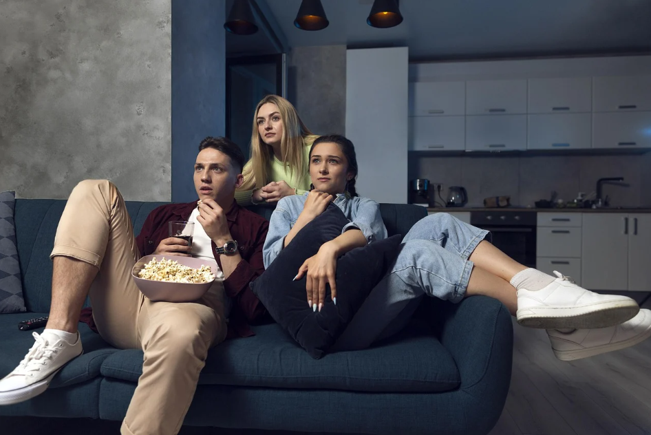 온 가족이 모여서 영화 보는 사진